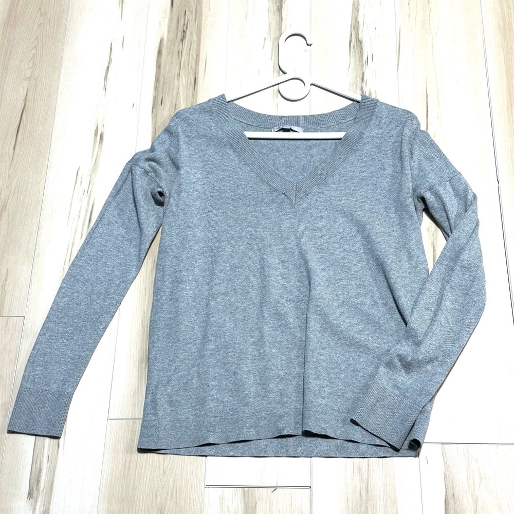 GAP light Gray V-Neck sweater size small A144